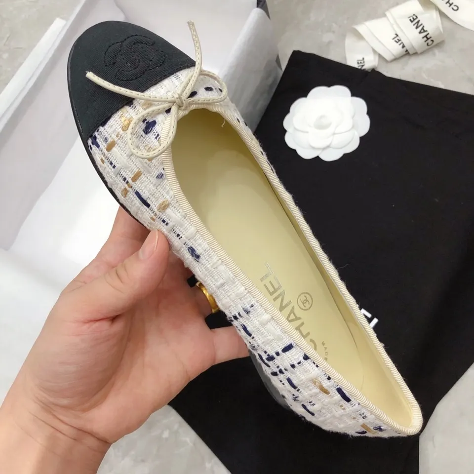 👟👟Ex-factory price 480👟👟 Chanel - classic color-blocked ballet shoes ⚠ Fashionable catwalk style❤M After many years, it still attracts fans... The splicing color mix and match, bow embellishment, interpret fashion! How to match the series to look good! Original custom-made wood-colored rubber outsole, 1.5cm square heel, imported mixed woolen surface/mixed sheepskin surface, sheepskin lining for feet... Regular size 34-40 (customized size 41 is non-returnable) 🎁Supporting packaging